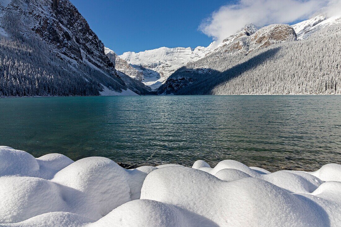 Kanada, Alberta, Kanadische Rocky Mountains, die zum UNESCO-Welterbe gehören, Banff National Park, Lake Louise im Winter