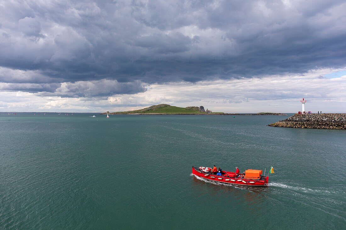 Irland, Grafschaft Fingal, nördliche Vororte von Dublin, Howth, Fischerboot beim Verlassen des Hafens, vor, der wilden Insel Ireland's Eye