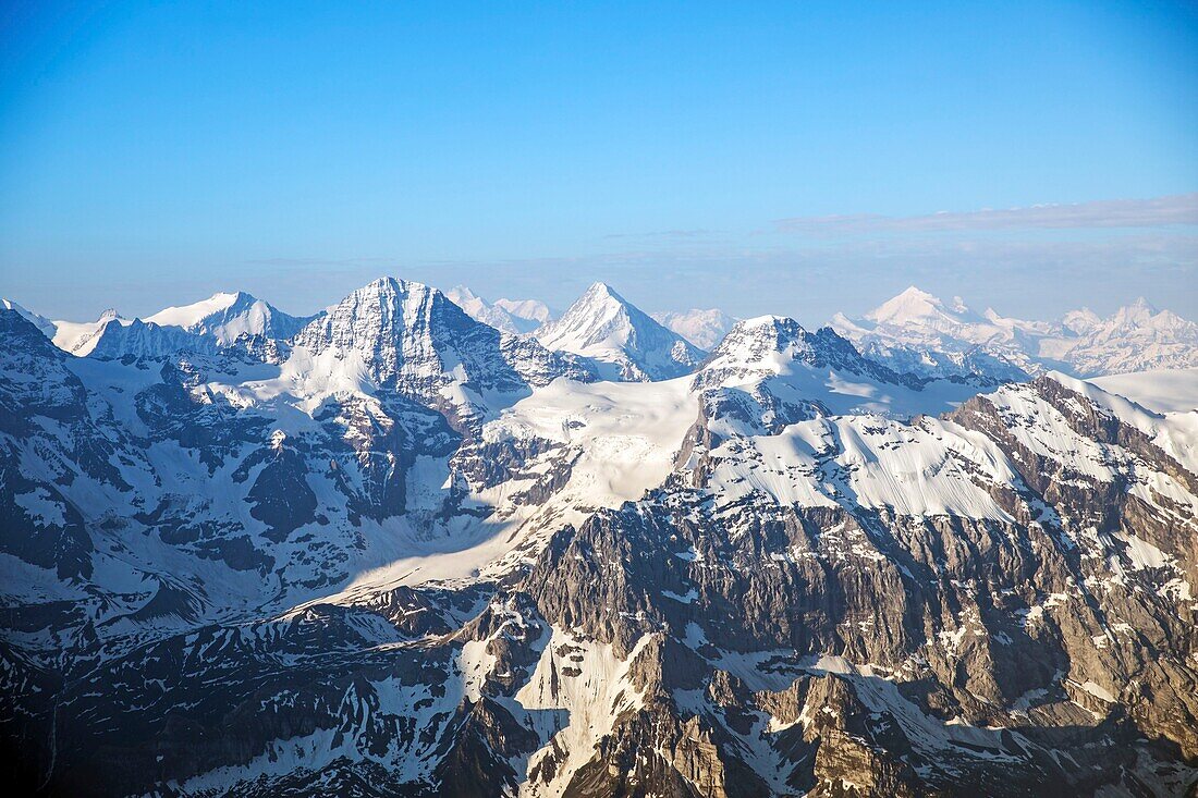 Schweiz, Berner Oberland, Kanton Bern. Blick über Eiger, Mönch und Jungfrau (Luftbild)