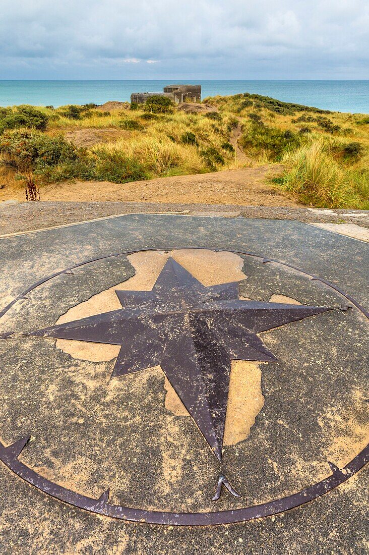 Dänemark, Nordjütland, die Spitze von Grenen ist ein Landstreifen im äußersten Norden Dänemarks, in der Nähe der Stadt Skagen, hier treffen zwei Meerengen aufeinander, Skagerrak und Kattegat, deutscher Bunker aus dem Zweiten Weltkrieg