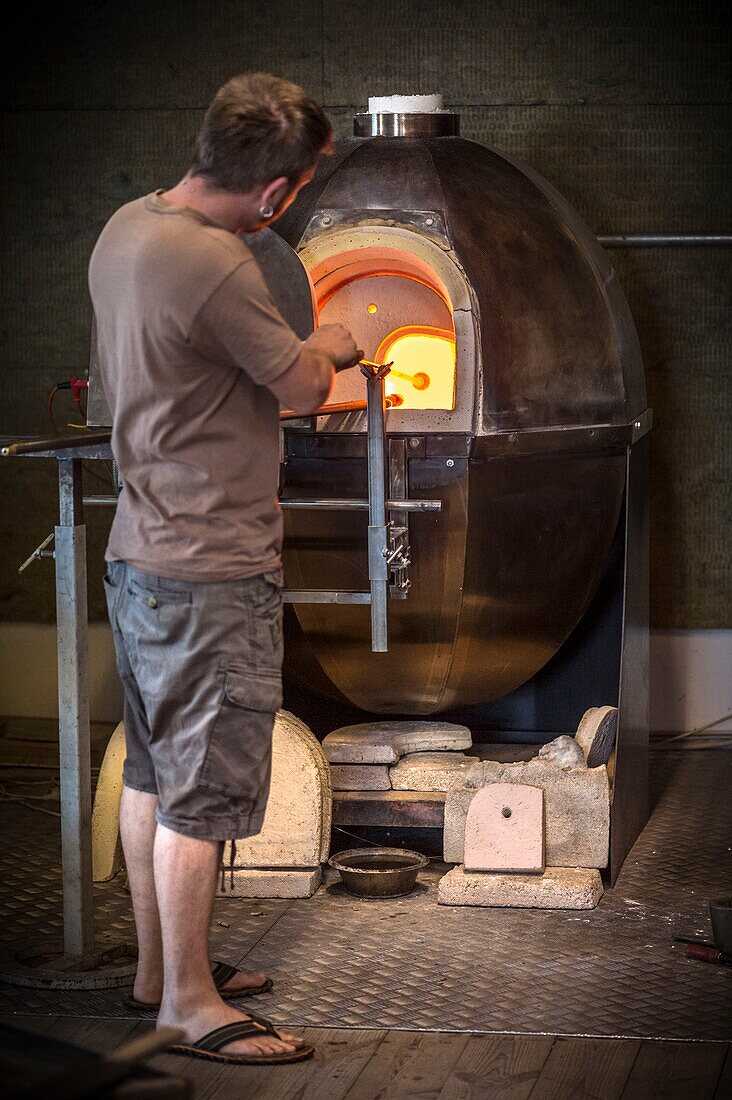 Denmark, Jutland, Skagen, Skagen Glaspusteri, glass-blower