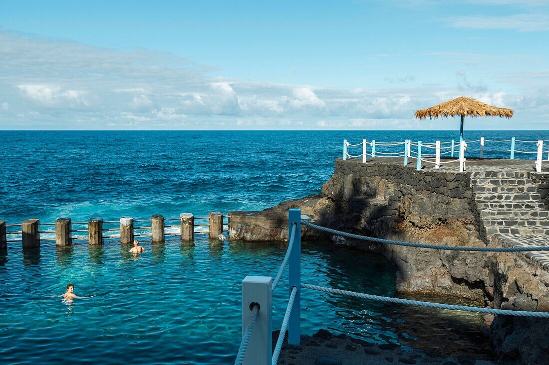 Spanien, Kanarische Inseln, La Palma, Touristenpaar beim Baden in einem Meerwasserpool