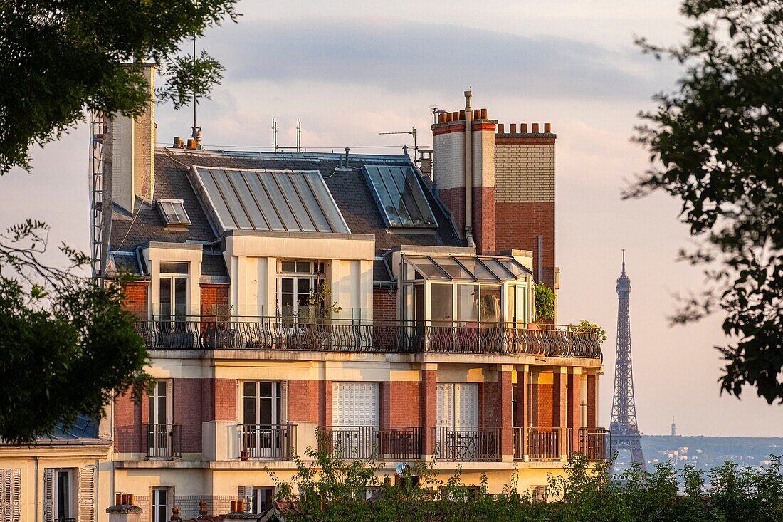 France, Paris, Butte Montmartre, building and the Eiffel Tower