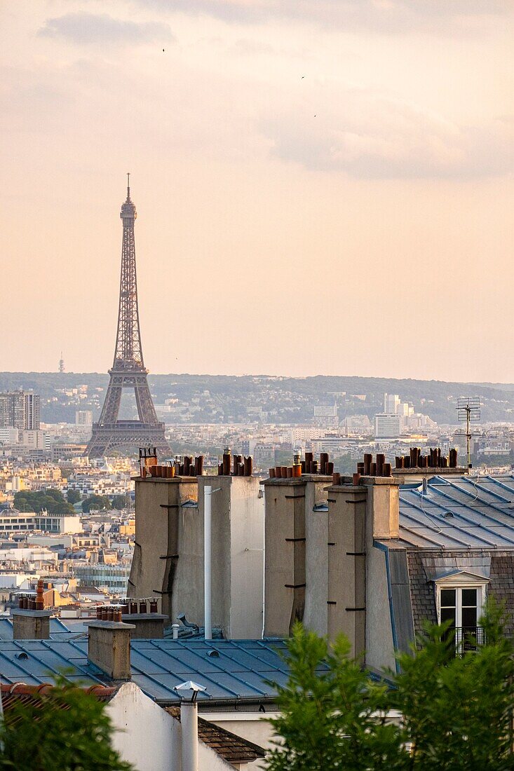 Frankreich, Paris, Butte Montmartre, Gebäude und Eiffelturm