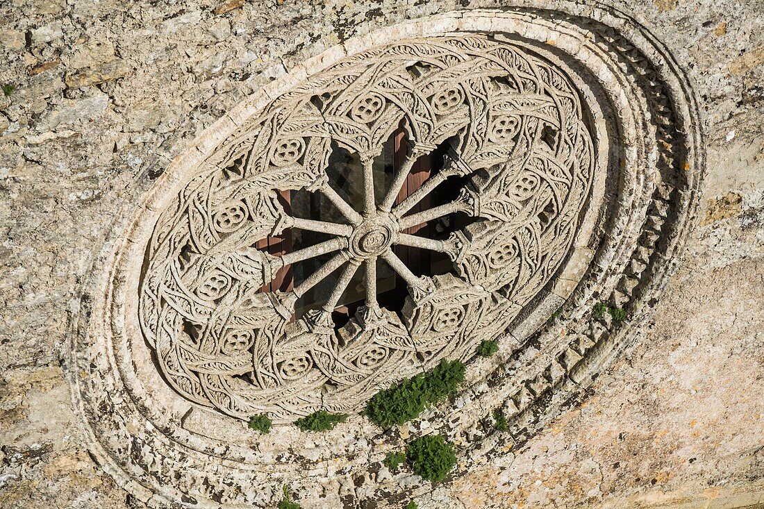 Italien, Sizilien, Erice, befestigte mittelalterliche Stadt oberhalb von Trapani, geschnitztes Fenster des Campanile-Turms vom Duomo dell'Assunta oder Mariä-Himmelfahrt-Kuppel