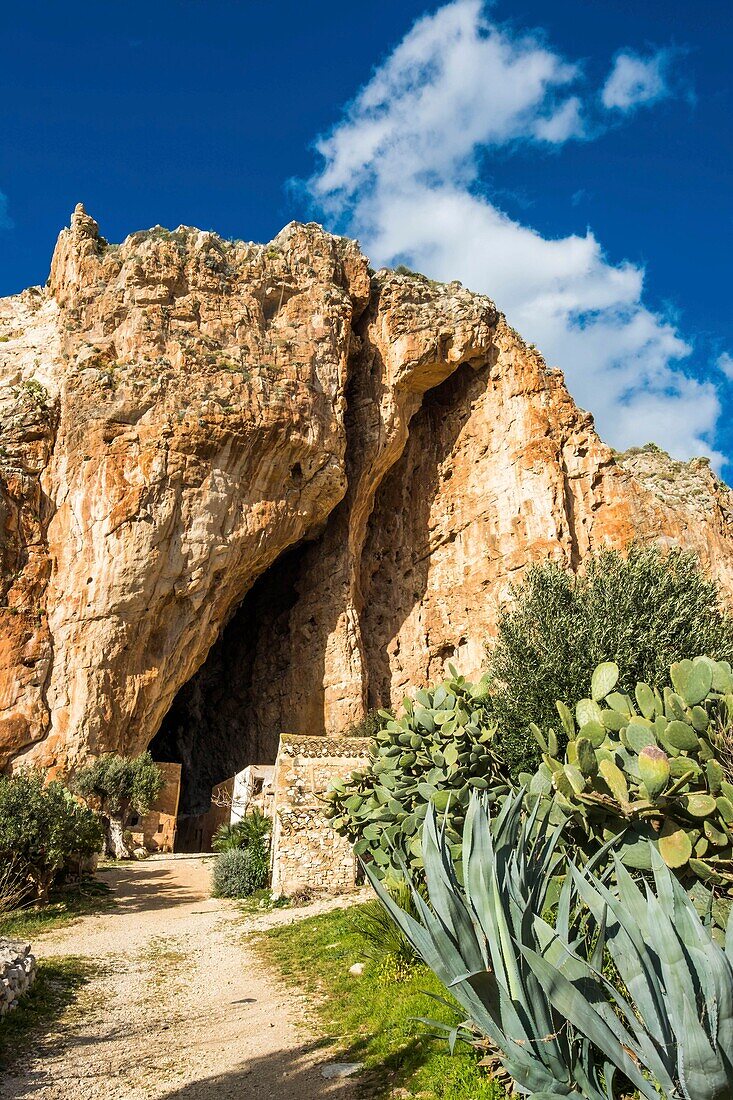 Italy, Sicily, Cornino, Scurati, Mangiapane cave, cave shepherdhouse and traditional farm