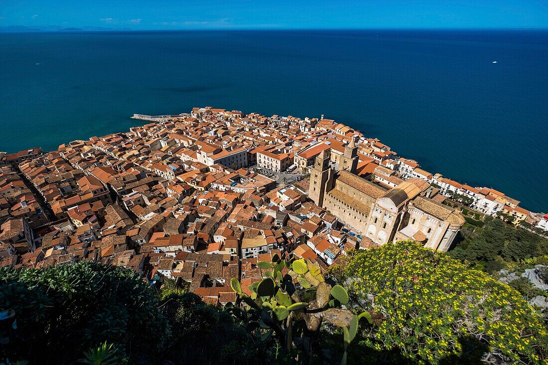 Italien, Sizilien, Cefalu, Gesamtansicht von der felsigen Landzunge la Rocca