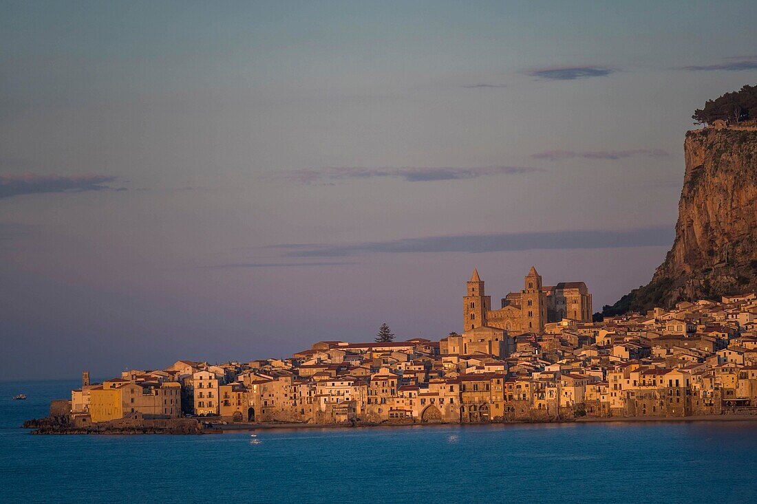 Italien, Sizilien, Cefalu, Gesamtansicht, mit dem Vorgebirge und der Kathedrale