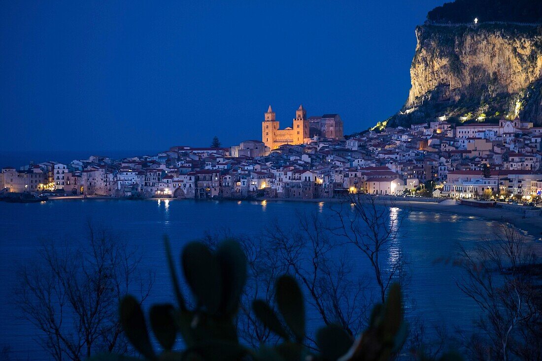 Italien, Sizilien, Cefalu, Gesamtansicht, mit dem Vorgebirge und der Kathedrale