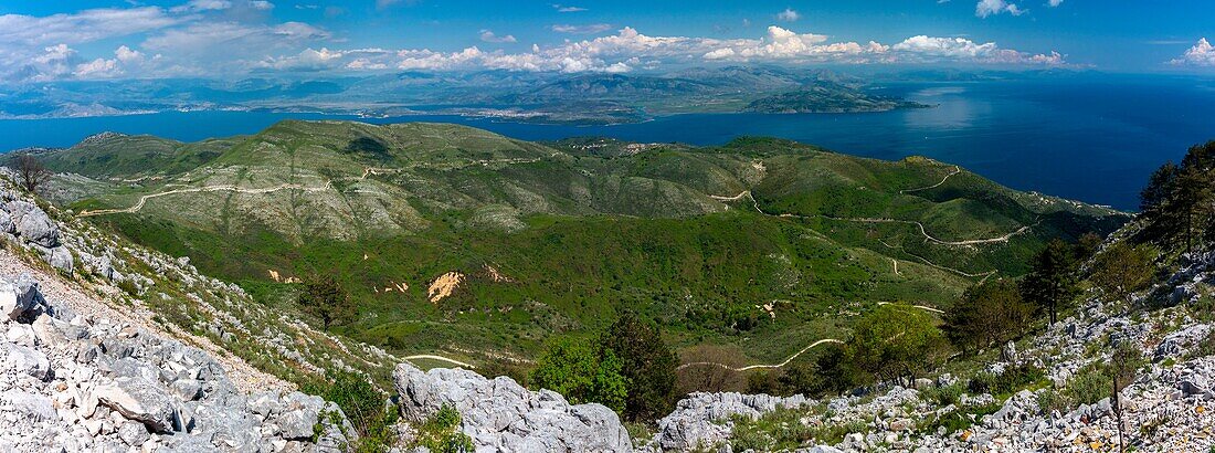 Griechenland, Ionische Inseln, Korfu, der Gipfel des Pantokrator, im Hintergrund Albanien