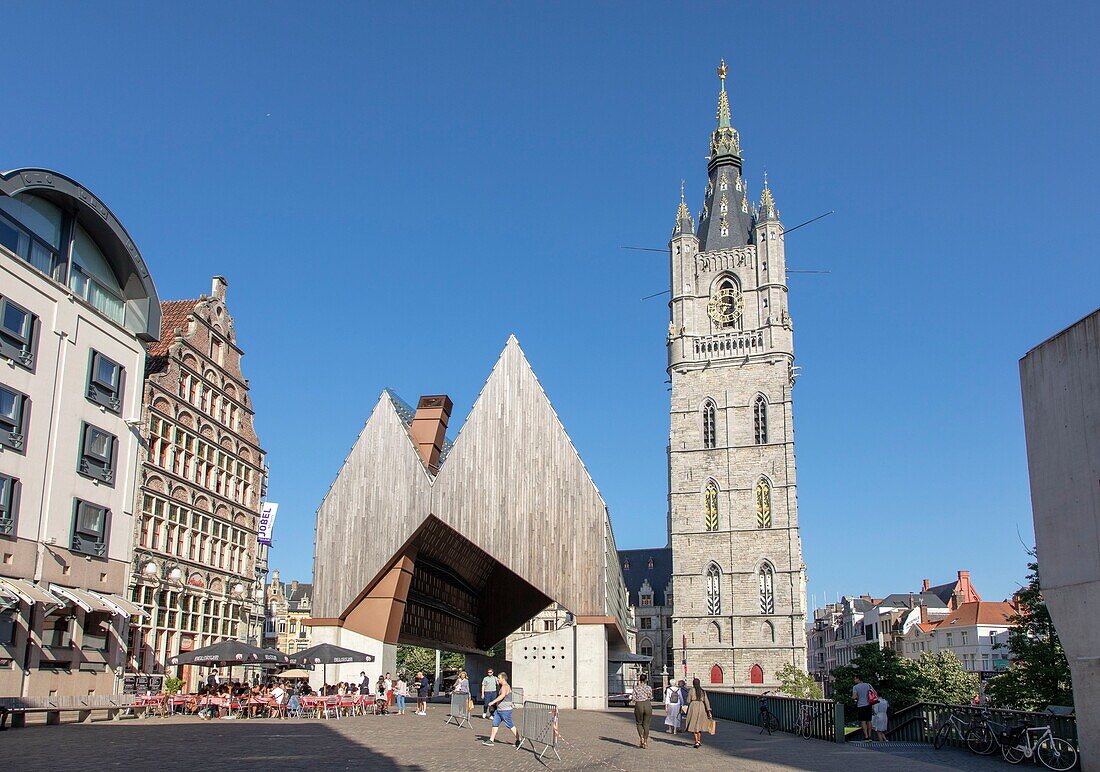 Belgien, Ostflandern, Gent, Halle von Gent aus dem Jahr 2012 und Glockenturm