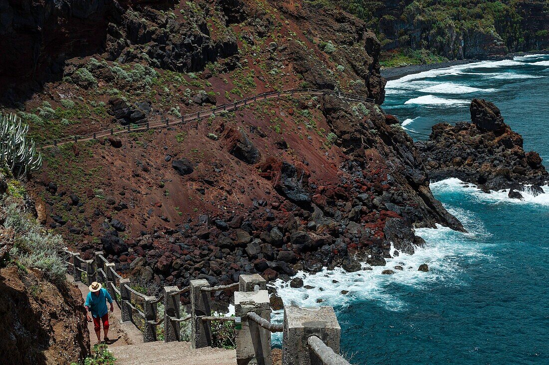 Spanien, Kanarische Inseln, La Palma, Blick auf eine felsige und vulkanische Küstenlinie unter tropischem und ozeanischem Klima