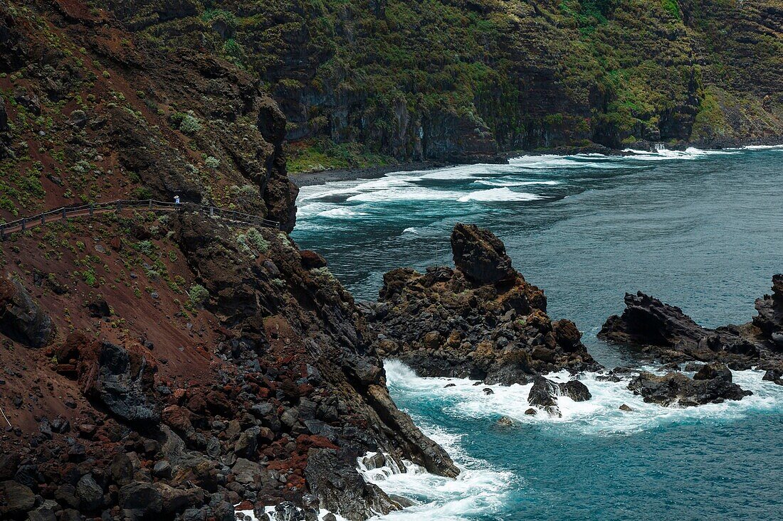 Spanien, Kanarische Inseln, La Palma, Blick auf eine felsige und vulkanische Küstenlinie unter tropischem und ozeanischem Klima