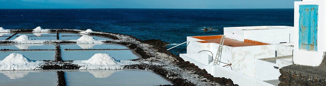 Spanien, Kanarische Inseln, La Palma, Blick auf eine Meersalzsaline