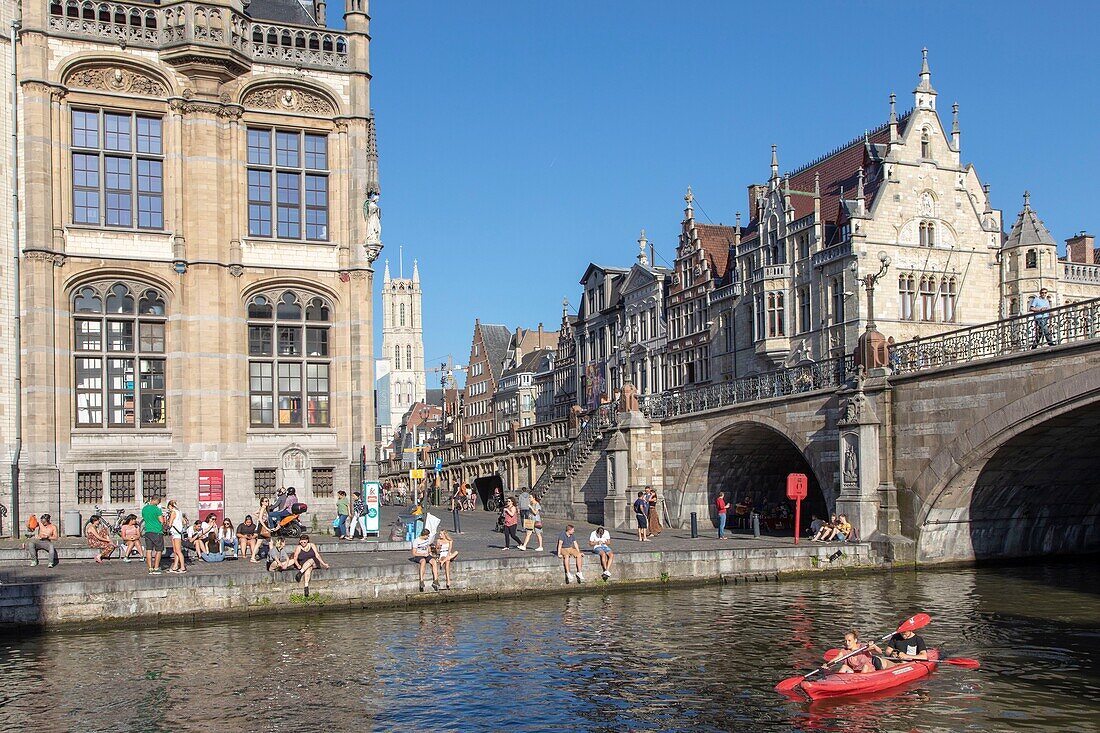 Belgien, Ostflandern, Gent, Graslei (Quai aux Herbes), entlang der Lys, altes Postamt und Kathedrale St. Bavon im Hintergrund