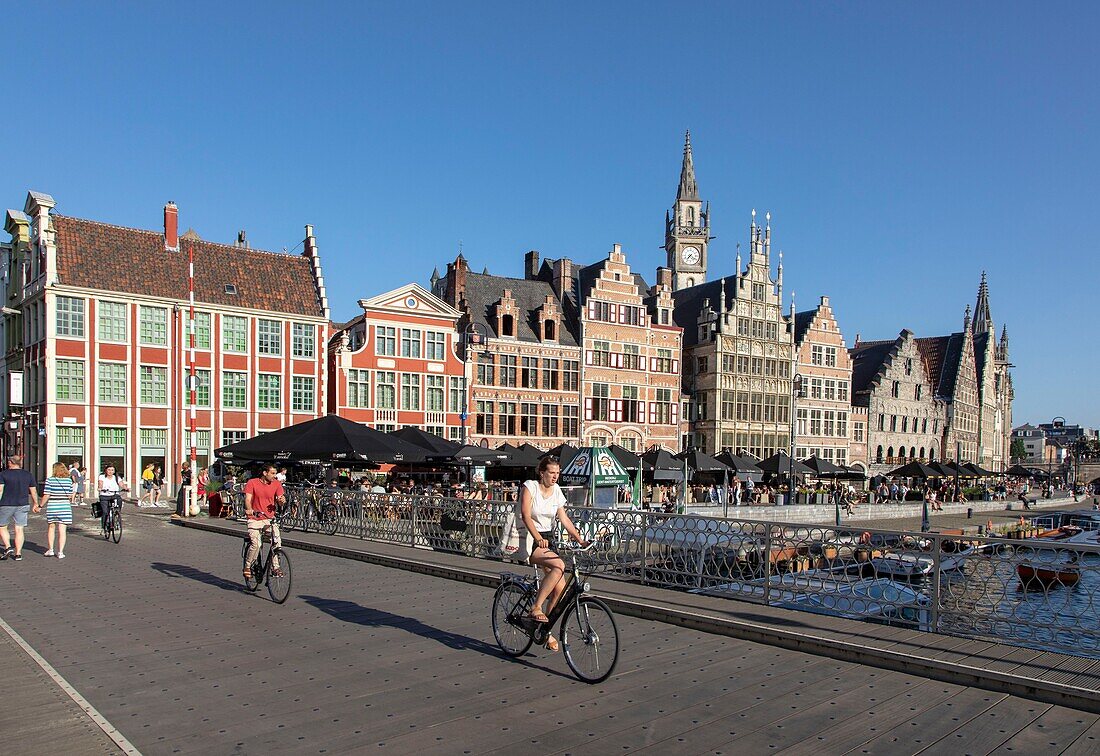 Belgien, Ostflandern, Gent, Graslei (Quai aux Herbes), entlang der Lys, Touristenboote und reiche alte Häuser, die Handelsgilden beherbergten