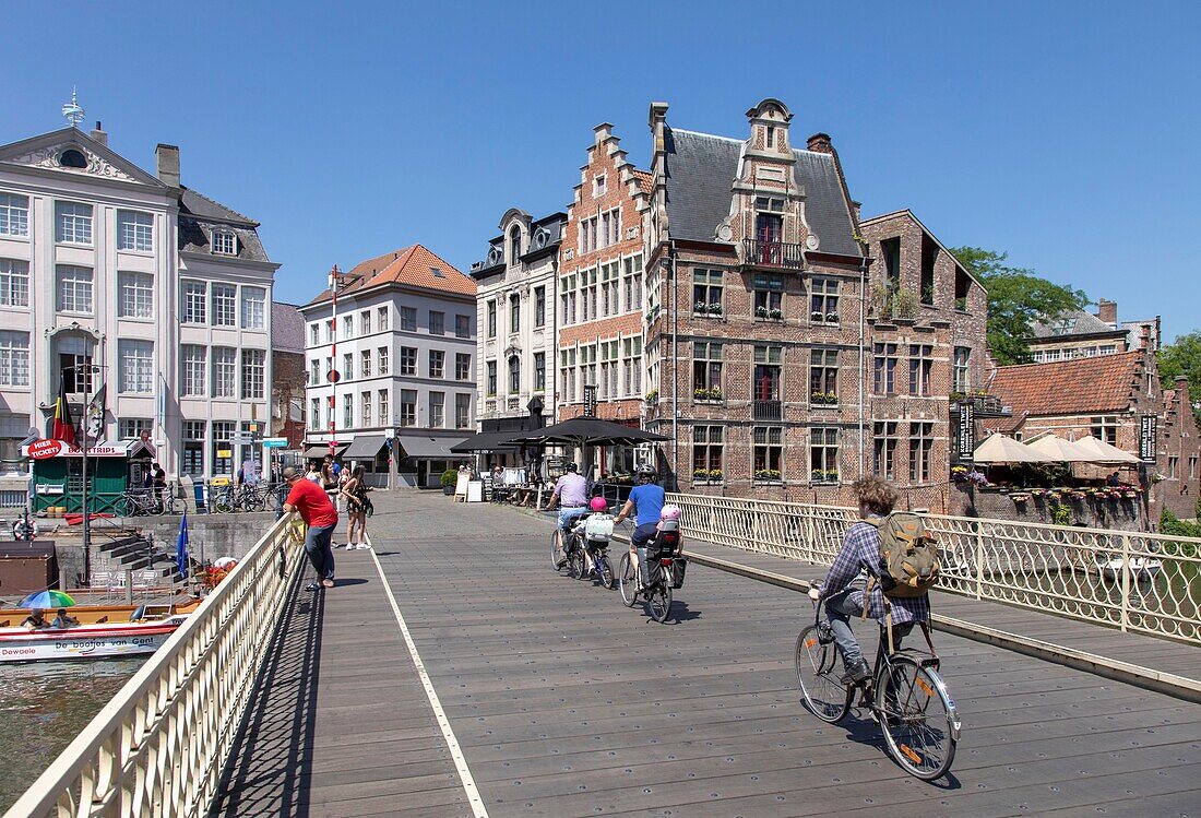 Belgien, Ostflandern, Gent, Grasbrug-Brücke, die die Lys überspannt und die Graslei (Kräuterkai) und die Korenlei (Weizenkai) verbindet