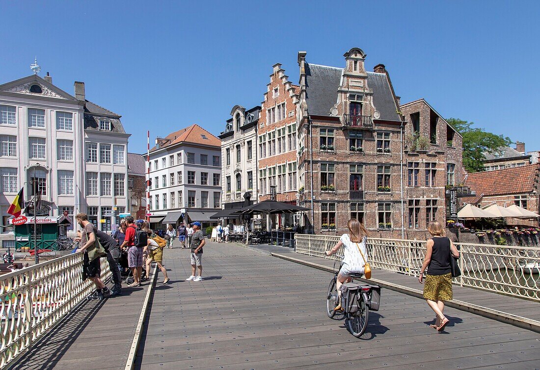 Belgium, East Flanders, Ghent, Grasbrug bridge spanning the Lys and connecting the Graslei (Herbs Quay) and the Korenlei (wheat quay)