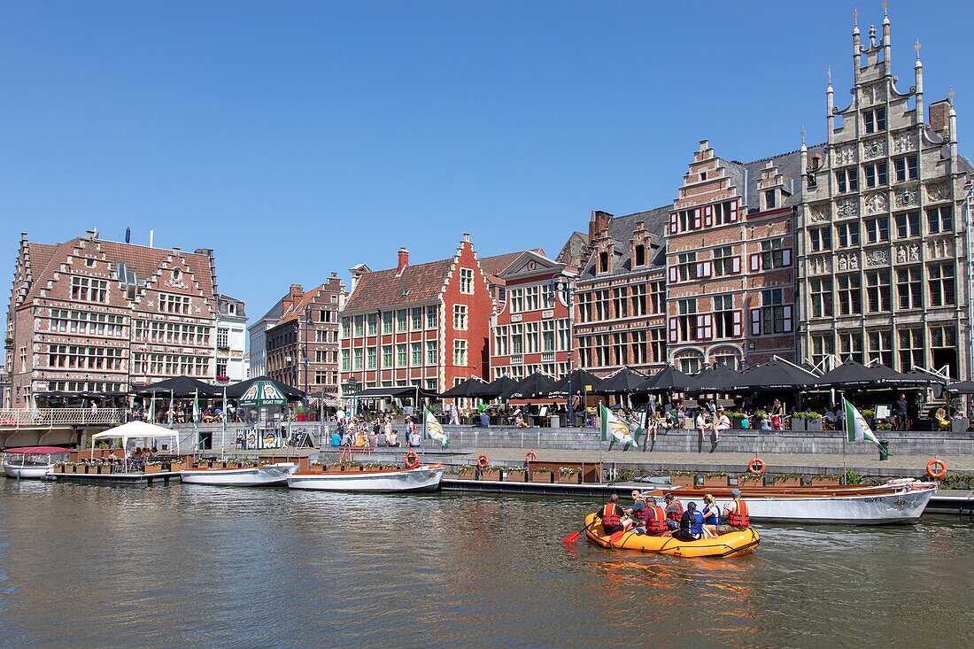 Belgien, Ostflandern, Gent, Graslei (Quai aux Herbes), entlang der Lys, Touristenboote und reiche alte Häuser, die Handelsgilden beherbergten