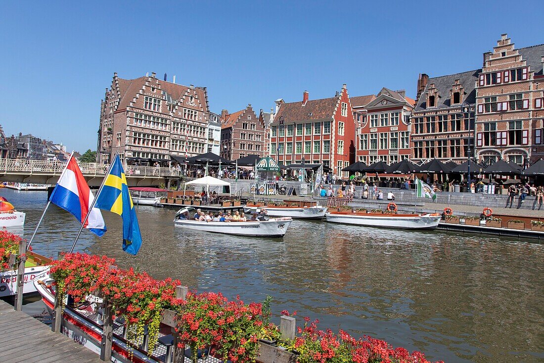 Belgien, Ostflandern, Gent, Graslei (Quai aux Herbes), entlang der Lys, Touristenboote und reiche alte Häuser, die Handelsgilden beherbergten