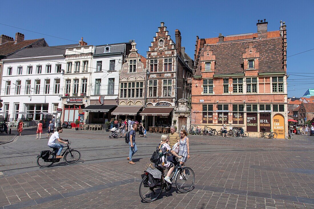 Belgien, Ostflandern, Gent, alte Häuser gegenüber dem Schloss der Grafen von Flandern (Gravensteen)