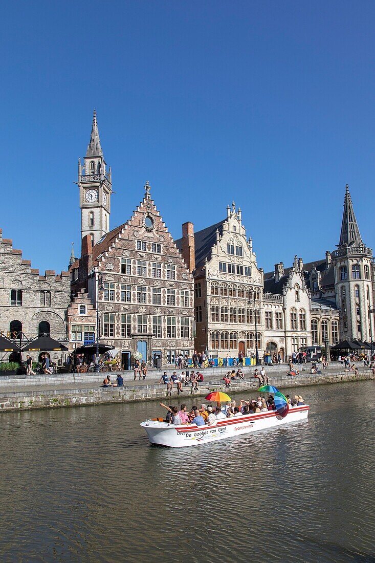 Belgien, Ostflandern, Gent, Graslei (Quai aux Herbes), entlang der Lys, Touristenboote und reiche alte Häuser, die Handelsgilden beherbergten