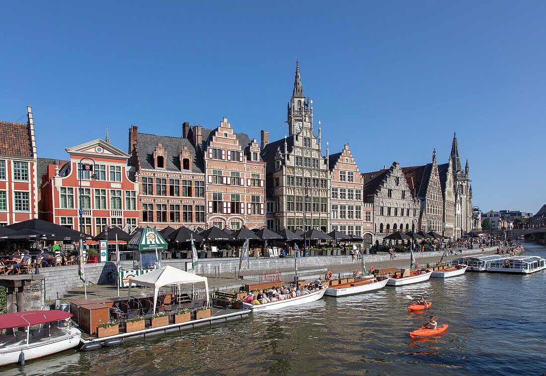 Belgien, Ostflandern, Gent, Graslei (Quai aux Herbes), entlang der Lys, Touristenboote und reiche alte Häuser, die Handelsgilden beherbergten