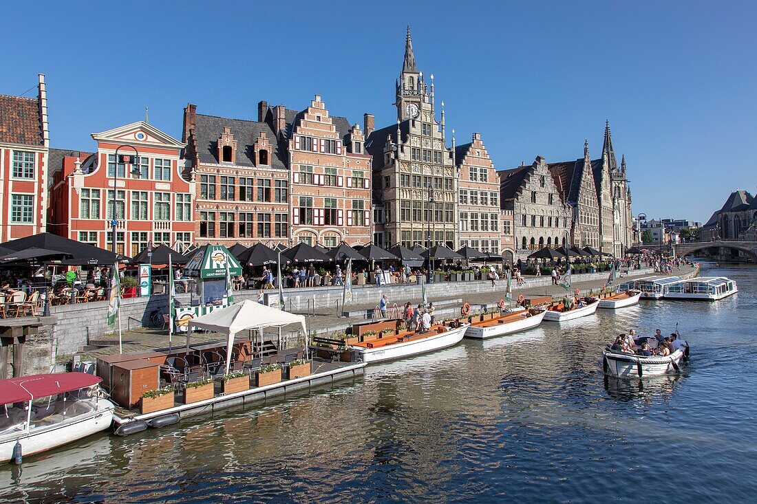 Belgien, Ostflandern, Gent, Graslei (Quai aux Herbes), entlang der Lys, Touristenboote und reiche alte Häuser, die Handelsgilden beherbergten