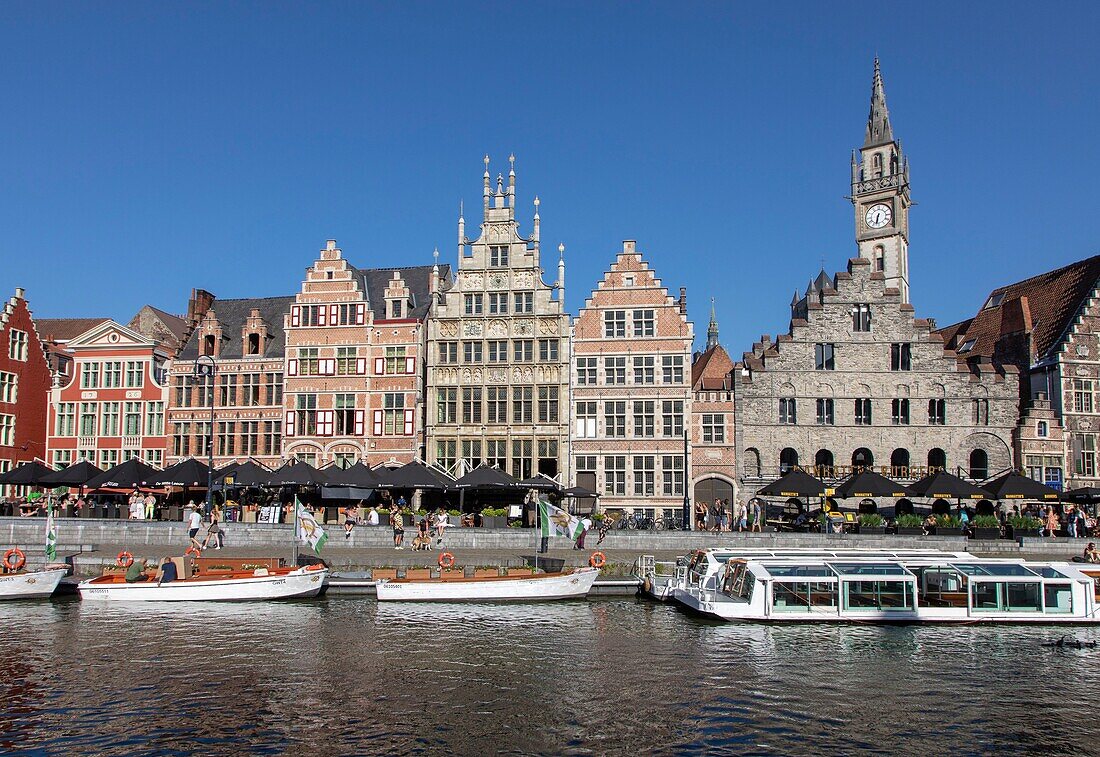 Belgien, Ostflandern, Gent, Graslei (Quai aux Herbes), entlang der Lys, Touristenboote und reiche alte Häuser, die Handelsgilden beherbergten