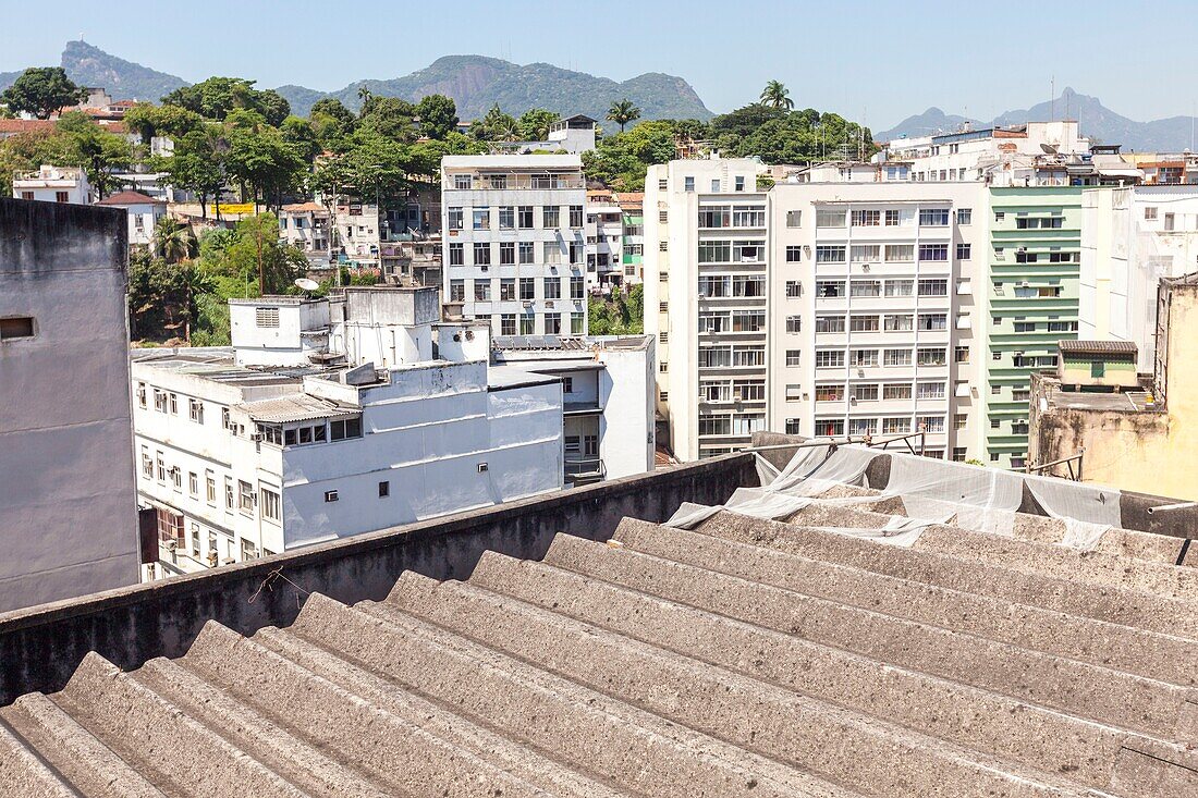 Brasilien, Bundesstaat Rio de Janeiro, Rio de Janeiro, von der UNESCO zum Weltkulturerbe erklärte Stadt, Blick auf ein Dach aus Wellblech, ehemaliges Gelände des INCA, Instituto Nacional de Cancer, Abbruchgelände mit Asbestproblematik