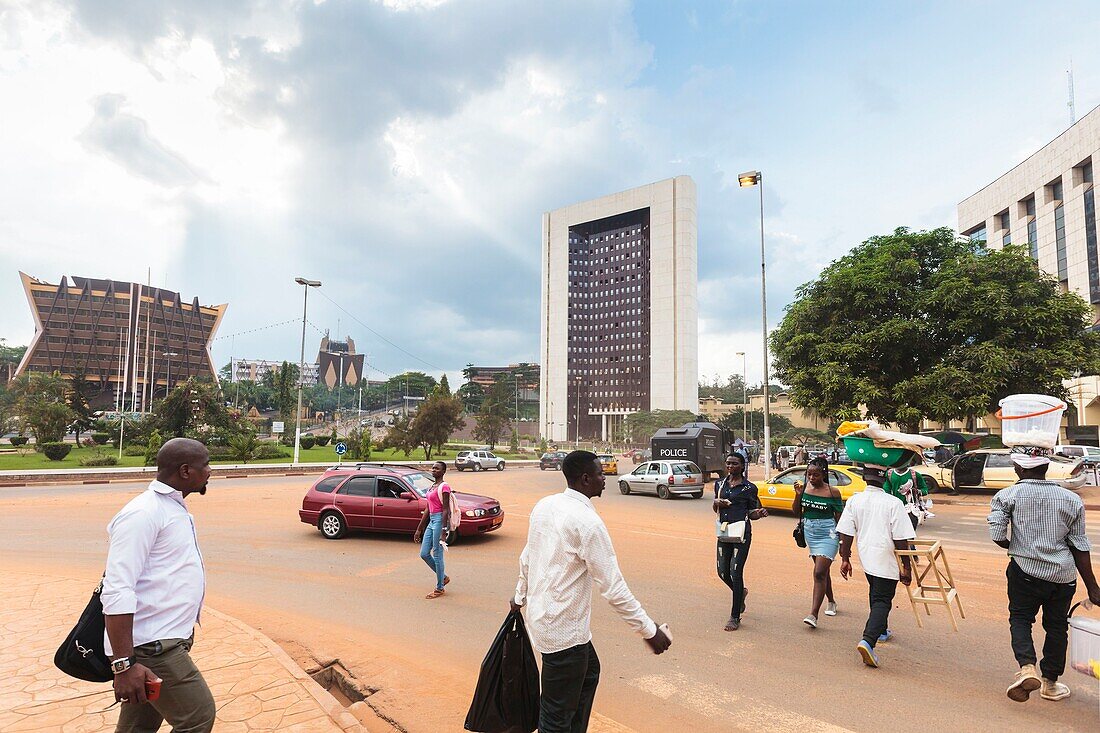 Kamerun, Region Centre, Departement Mfoundi, Yaounde, Stadtzentrum, Platz des 20. Mai, Autos und Menschen vor dem Gebäude des Premierministers und vor dem Ministerium für Staatseigentum, Vermessung und Grundbesitz