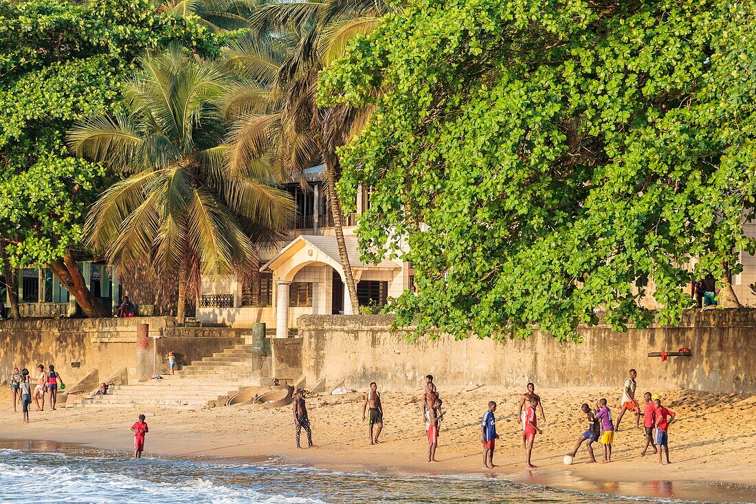 Kamerun, Region Süd, Departement Ozean, Kribi, afrikanische Jungen spielen Fußball am Strand