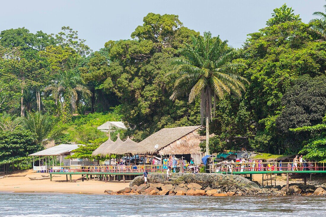 Kamerun, Südregion, Departement Ozean, Kribi, Restaurants in der Nähe des Lobe-Wasserfalls