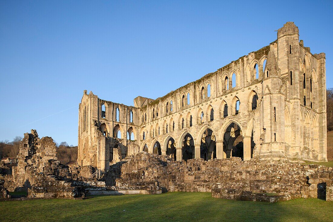 Vereinigtes Königreich, England, Yorkshire, Rievaulx Abbey, Überblick bei Sonnenuntergang