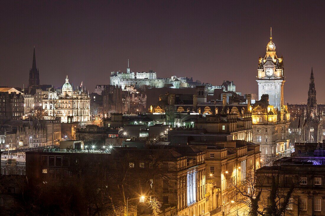 Vereinigtes Königreich, Schottland, Edinburgh, Blick vom Carlton Hill auf die Stadt bei Nacht