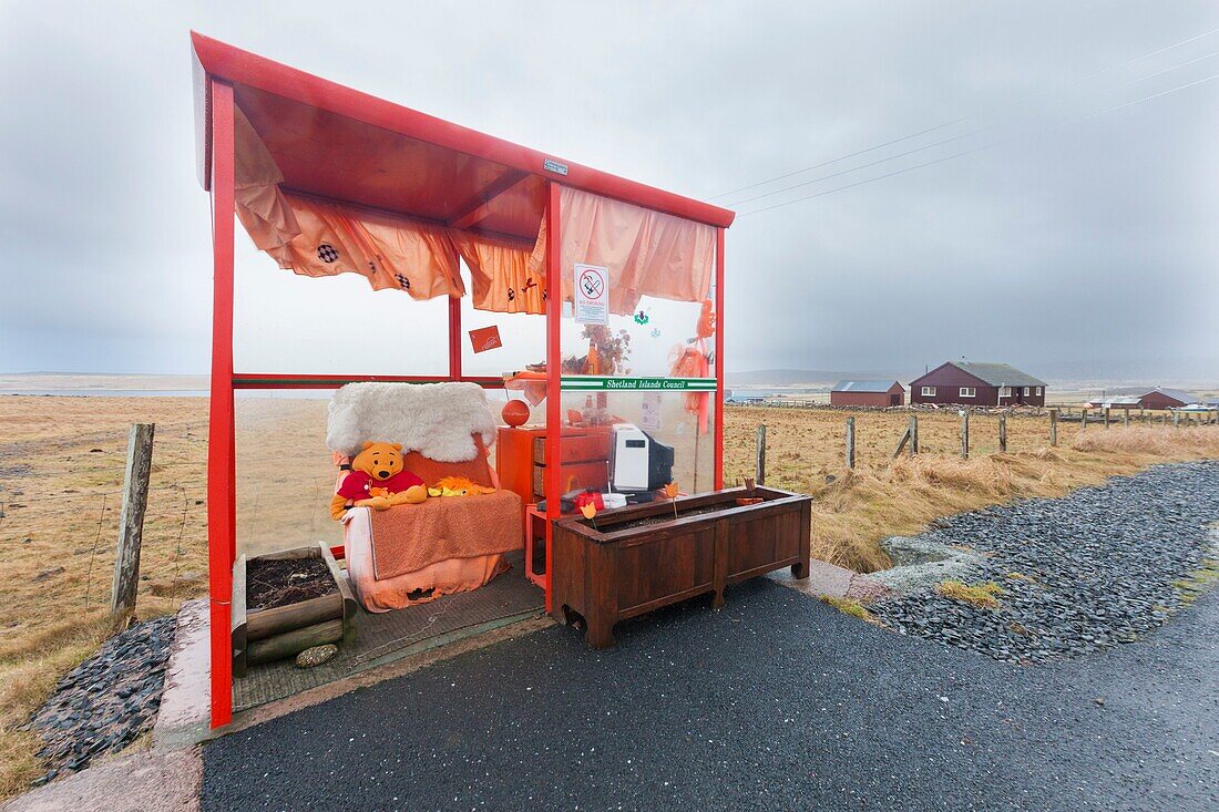 Vereinigtes Königreich, Schottland, Shetlandinseln, Insel Unst, Baltasound, Bobby's Bus Shelter, bemerkenswertes Buswartehäuschen