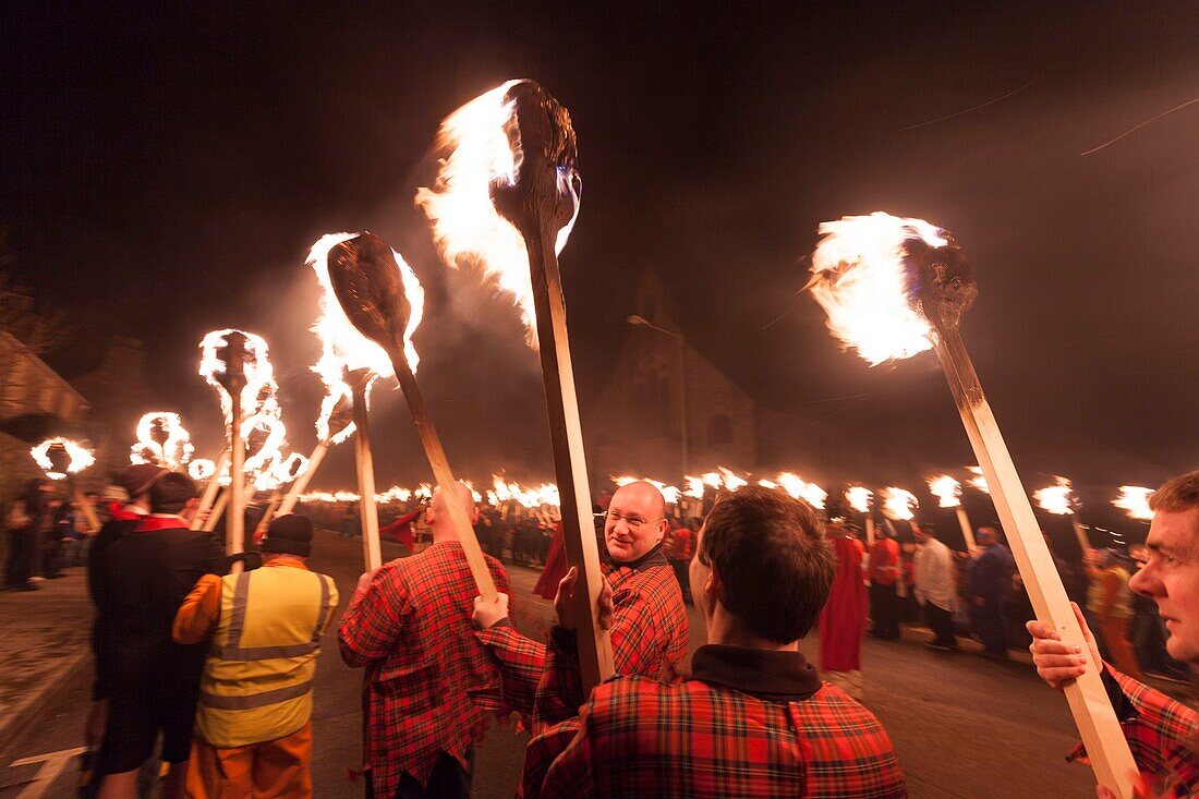 Vereinigtes Königreich, Schottland, Shetlandinseln, Festland, Lerwick, Up Helly Aa Festival, eine Gruppe von Guizern zieht zum Platz, wo das Wikinger-Langschiff in Brand gesetzt wird