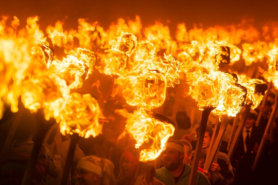 Vereinigtes Königreich, Schottland, Shetlandinseln, Festland, Lerwick, Up Helly Aa Festival, eine Gruppe von Guizern zieht zum Platz, wo das Wikinger-Langschiff in Brand gesetzt wird