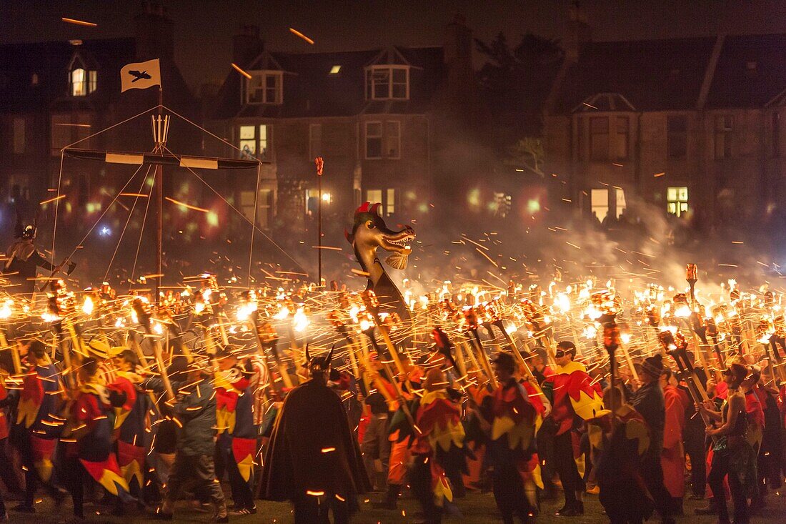 Vereinigtes Königreich, Schottland, Shetlandinseln, Festland, Lerwick, Up Helly Aa Festival, rituelles Abbrennen des Wikinger-Langschiffs durch Fackelwurf