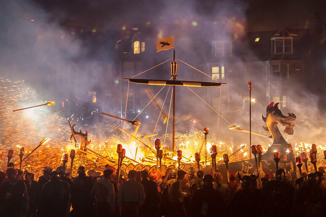 Vereinigtes Königreich, Schottland, Shetlandinseln, Festland, Lerwick, Up Helly Aa Festival, rituelles Abbrennen des Wikinger-Langschiffs durch Fackelwurf