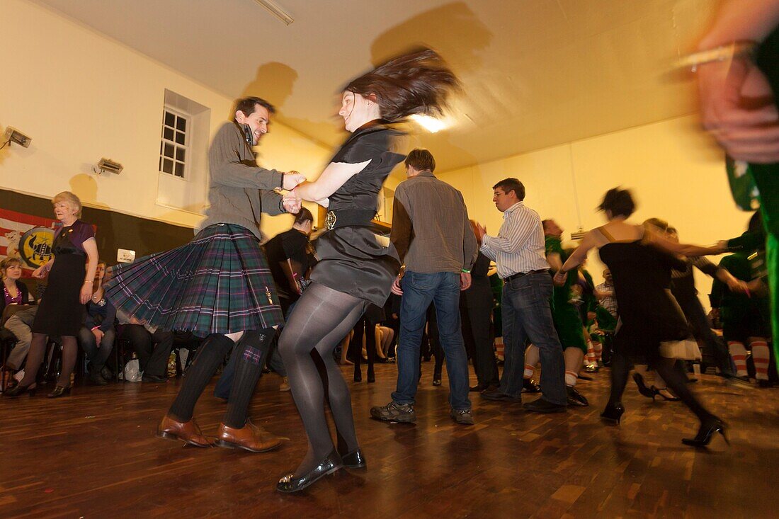 Vereinigtes Königreich, Schottland, Shetlandinseln, Festland, Lerwick, Up Helly Aa Festival, Tänze und Festlichkeiten in den Dorfhallen nach der rituellen Verbrennung des Wikinger-Langschiffs