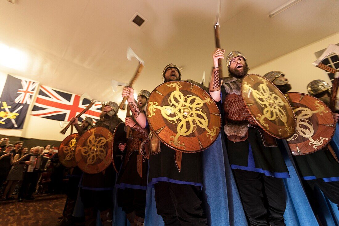 Vereinigtes Königreich, Schottland, Shetlandinseln, Festland, Lerwick, Up Helly Aa Festival, Tänze und Festlichkeiten in den Dorfhallen nach der rituellen Verbrennung des Wikinger-Langschiffs