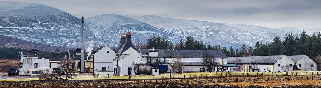 Vereinigtes Königreich, Schottland, Region Highlands, horizontaler Panoramablick auf die Dalwhinnie Distillery