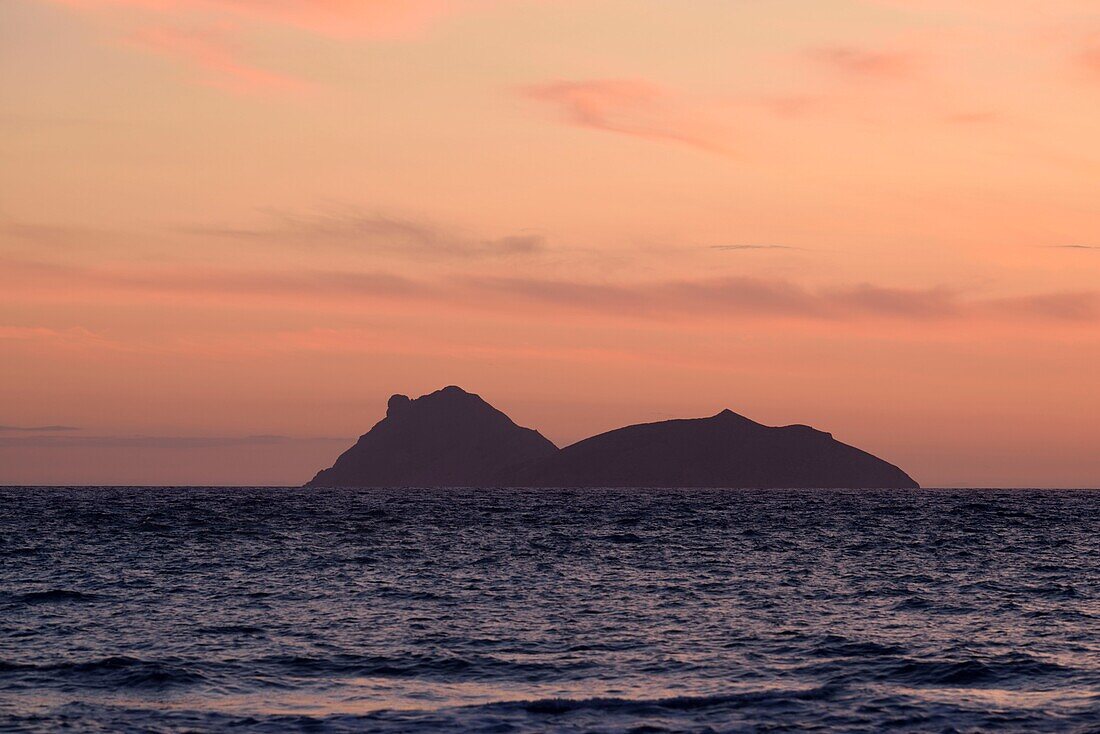 Griechenland, Kreta, Matala, Sonnenuntergang über der Bucht von Matala und den Paximadia-Inseln