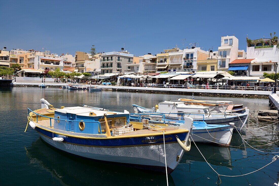 Greece, Crete, Agios Nikolaos, Lake Voulismeni, basin connected to the sea lined with cafes and taverns