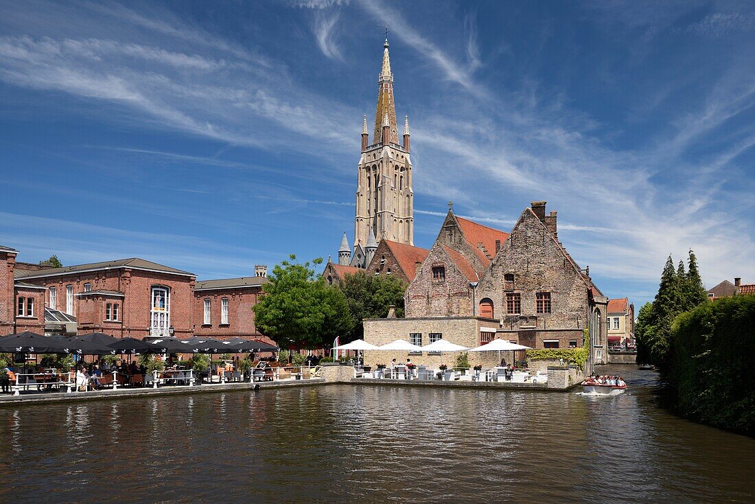 Belgien, Westflandern, Brügge, südlicher Teil des historischen Zentrums, das zum UNESCO-Welterbe gehört, Kirche Notre Dame und Bootsfahrt auf den Grachten