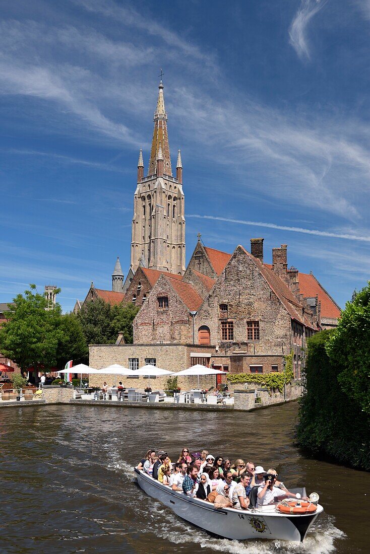 Belgien, Westflandern, Brügge, südlicher Teil des historischen Zentrums, das zum UNESCO-Welterbe gehört, Kirche Notre Dame und Bootsfahrt auf den Grachten