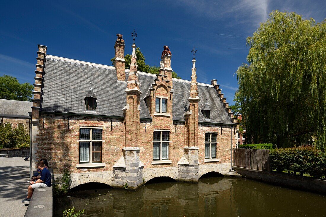 Belgien, Westflandern, Brügge, Schleusenwärterhaus aus dem 16. Jahrhundert am Ende des Minnewater-Sees