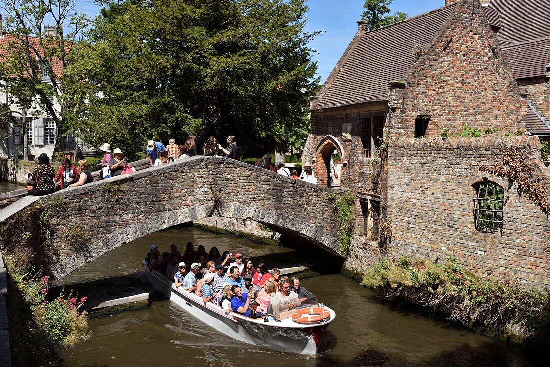 Belgien, Westflandern, Brügge, historisches Zentrum (UNESCO-Welterbe), Bootsfahrt unter der Bonifacius-Brücke