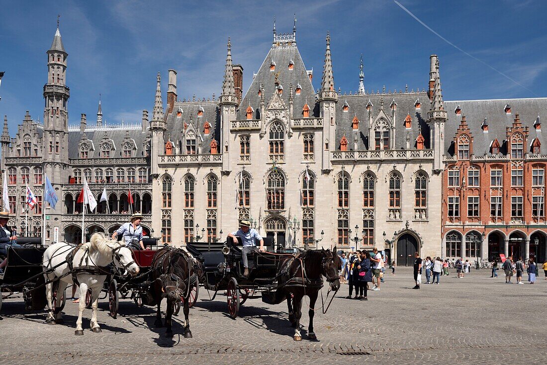 Belgien, Westflandern, Brügge, historisches Zentrum, das zum UNESCO-Welterbe gehört, Grand Place, Kutschen fahren Touristen vor dem Provinciaal Hof oder Provinzpalast